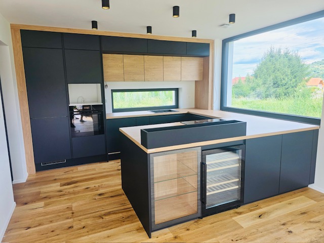 Kuhinja Silbermond v antracit barvi